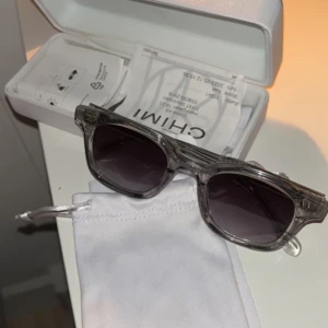 Chimi Glasögon 02 Grey - Säljer mina Gråa 02 Chimis då jag tappat intresset för dom. Kvitto och allt og medföljer självklart.  Möts bara upp i Stockholm