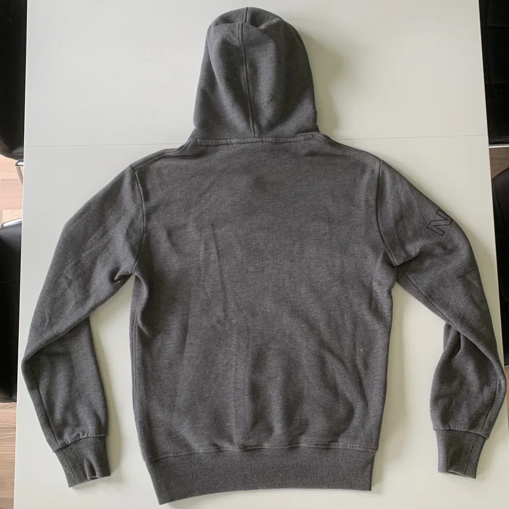 Säljer denna grå oversized hoodie av märket Superdry. Trophy tri line, köpt för flera år sedan men ej använts mycket då oversized inte längre är min stil. Storlek S men passar M-L. Väldigt bra skick då den ej använts mycket. Skriv gärna vid frågor. . Hoodies.