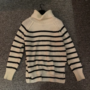 Randig stickad tröja - Säljer min randiga stickade tröja. Superfin nu till hösten och vintern🍁❄️ Köpt secondhand och lite tecken på användning. Jag själv är en S men gillar att den är lite oversized och lång💗