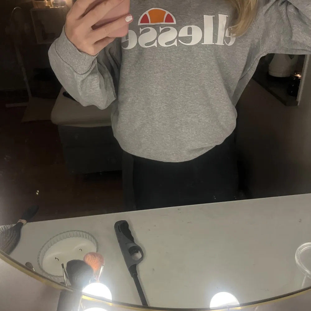 Grå ellesse sweatshirt, andvänd ett par gånger men inga skråmor. Tröjor & Koftor.