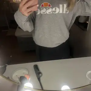 Grå ellesse sweatshirt, andvänd ett par gånger men inga skråmor