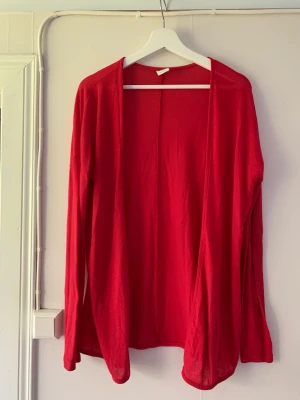 Tunn kofta  - Röd, tunn kofta. Endast använd vi ett fåtal tillfällen. Som ny. 