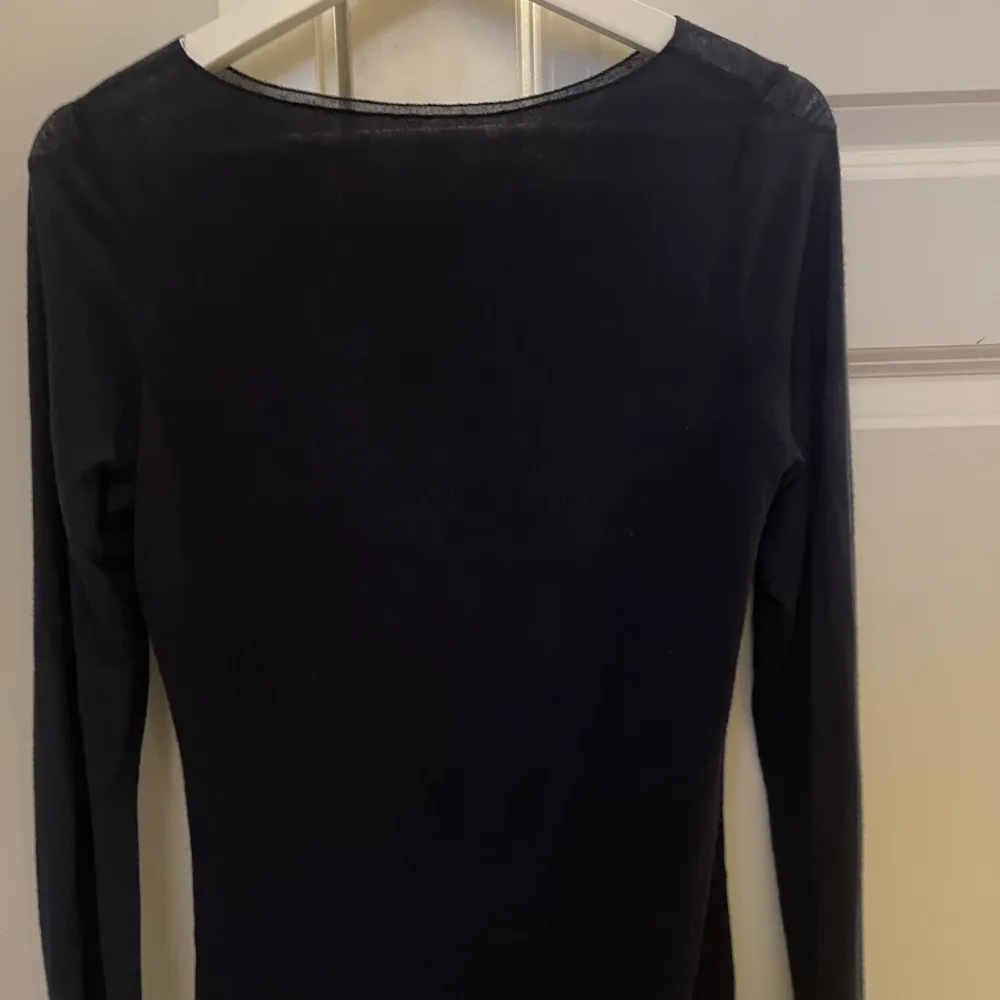 Säljer min fina Intimissimi tröja i färgen mörkblå!💓Köpte tröjan i våras och har används vid få tillfällen. Tröjan har en liten defekt som syns på den sista bilden💓 Dockr det inget märkvärdigt💓💓Tröjan är i storlek M men passar både S och L💓💓. Toppar.