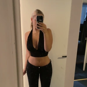 Svart topp - En svart finare topp i strl S skulle jag tro men passar nog M med (se bild på 2 sliden)  Från Designbysi 