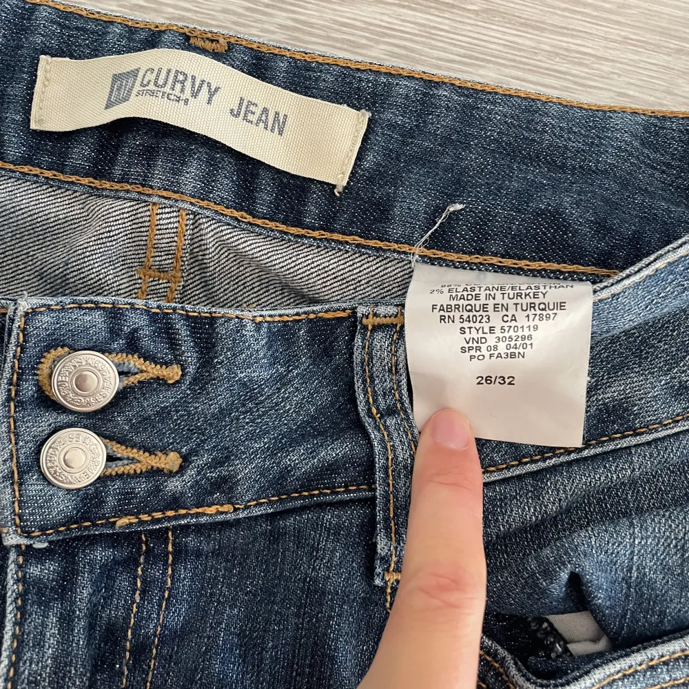 Gap jeans strl 26/32 (passar xs/s) i bra skick :) (se bilder) med rak/bootcut ben. Jeans & Byxor.