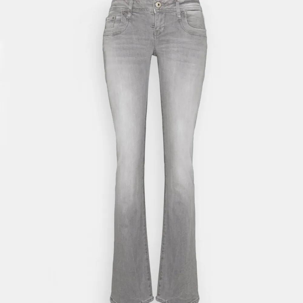 Ett par skitsnygga lågmidjade LTB jeans i modellen Valerie. Ordinarie pris ligger på 829 kr. Har endast använt någon enstaka igång så jeansen är i superbra skick. Storlek 29/30. Perfekt till hösten🙌🙌. Jeans & Byxor.