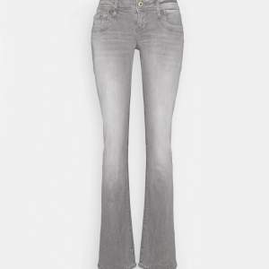 Ett par skitsnygga lågmidjade LTB jeans i modellen Valerie. Ordinarie pris ligger på 829 kr. Har endast använt någon enstaka igång så jeansen är i superbra skick. Storlek 29/30. Perfekt till hösten🙌🙌