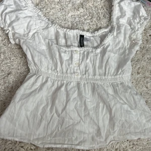 Söt topp - Topp från H&M. Liknar den från Brandy Melville. Strl Xs men stretchig