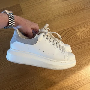 Alexander mqueen snerakers - Sneakers från Alexander Mqueen storlek 38  Kvitto eller kartong finns inte därav det låga priset.  Ljusblått där bak.