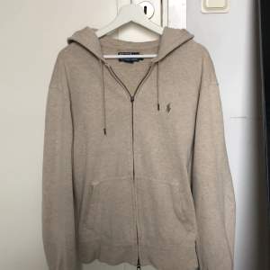 Sällsynt färg på Polo Ralph Lauren zip hoodie! Riktigt härlig kvalite och är sparsamt använd. Skicket är runt en 8/10! 😃  Passar alla tillfällen och årtider.  Kom med frågor och funderingar. Svarar väldigt snabbt.