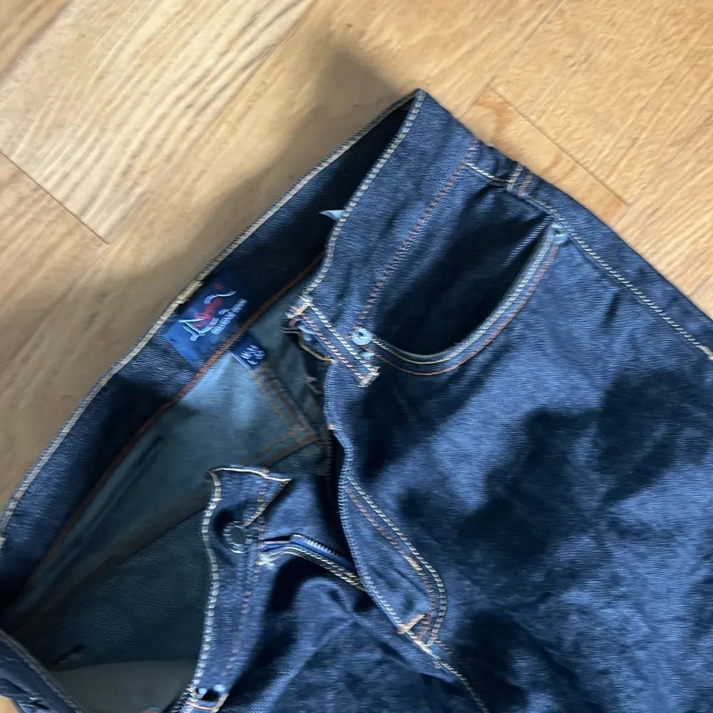 Säljer mina selvedge jeans för midjan är för tight har normalt 32 i midja midjan på dessa e runt 30/29 De har coolt embrioddered drak print på högra skinkan  Strlk 30x30  De e 99cm långa  Jag är 175 o längden e bra  Rätt så straight fit För mer frågor dm👍🏻. Jeans & Byxor.