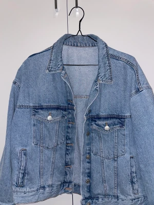 Jeansjacka, Denimjacka - Fin jeansjacka från Pull&bear. Använd fåtal gånger, nyskick.  Storlek S-M. Skriv gärna vid intresse.✨