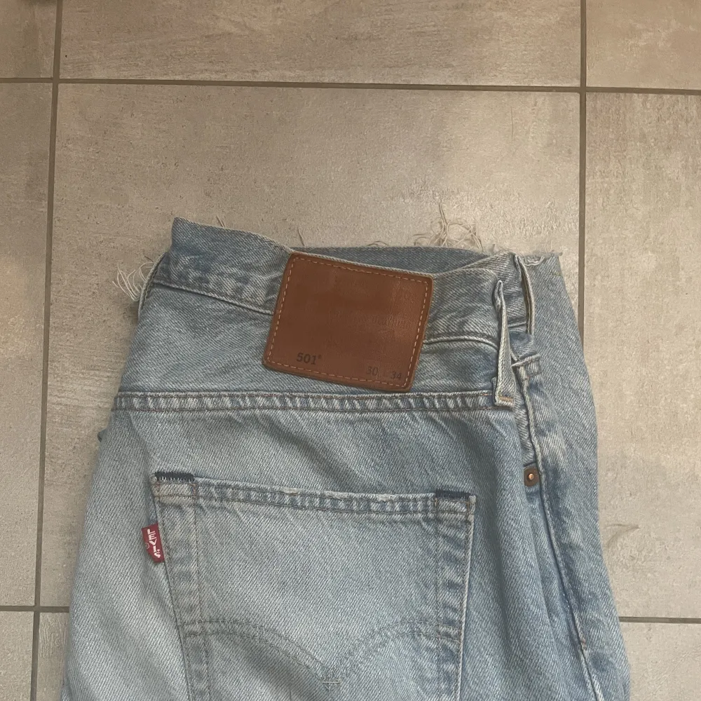 Jeans från Levis 501 | storlek 30/34 | skicket på jeans är sådär | pris 300kr. Jeans & Byxor.