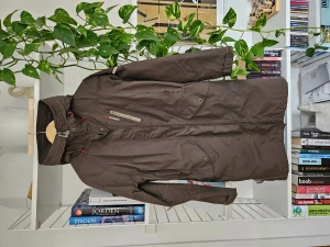 Skaljacka Didriksons - Brun skaljacka från Didriksons storm system. Perfekt som höst jacka. Bra skick, endast använd fåtal gånger. Ordinarie pris 2300 kr.