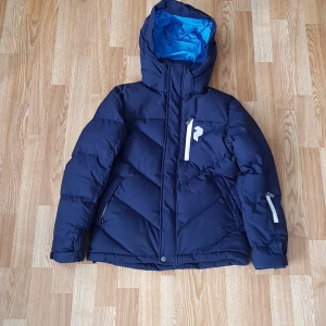 Peak performance - Säljer min peak jacka för jag fick för liten storlek.