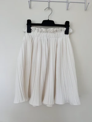 Kjol - Super fin kjol från Gina Tricot. 