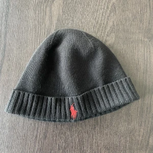 Knappt använd Ralph lauren mössa - Säljer denna mössa då jag aldrig använder den 