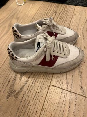 Arigato strl 36 - Snygga Arigato, lite smutsig men går att tvätta bort.  Kan mötas upp på Kungsholmen/Odenplan.