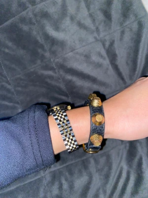 Balenciaga armband - ÄKTA Balenciaga köpt från gamla ägaren på NK i Stockholm, därav lite slitet & säljer billigare. Kartongen är på vift men kan skickas i en en annan kartong! 