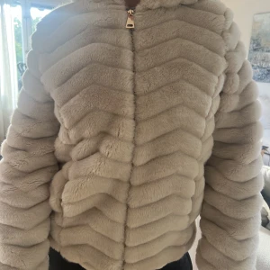 Päls jacka - As skön jacka från Regular Fashion, har ett litet hål inne i jackan precis vid armen men inget man märker! Perfekt nu till höst: vinter💙