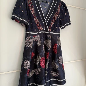 Marinblå siden  - Siden klänning med en liten fåll som har släppts, syns väldigt lite. Därför endast 150kr🪸