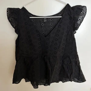 Topp - Fin svart topp med broderi 
