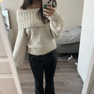 Off shoulder tröja - Säljer min stickade off shoulder tröja från gina då den inte kommer till användning, endast använd 1 gång. Köpt för 399kr o slutsåld i XS🤍 möts upp i Stockholm💓