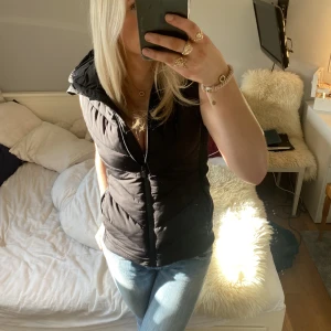 Zara väst - Säljer min populära zara väst då den inte kommer till användning längre. Köptes för 599kr och är i oanvänt skick! Kan sänka pris💕