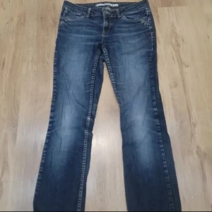 Lågmidjade flared jeans - Jättefina jeans med supercoola detaljer på bakfickorna, säljer pga att de inte passade i längden på mig. Midjemått rakt över är 38,5 cm och innerbenslängden är 70 cm. Märket är Martha, kom privat ifall du har fler frågor🫶🏼Köparen står för frakten