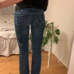 Low wasited jeans med raka ben från lee. Supersköna och sitter bra!