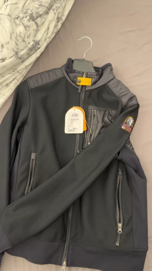 Parajumper cardigan - Säljer nu min parajumper cardigan då jag inte har något behov av den, tags finns. Cond 9/10. Köpt på johnells för 4049:• priset är hugget i sten!