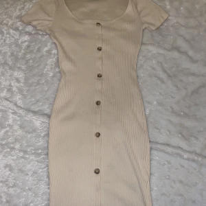 Klänning - Jätte fin klänning, har inte använt den så mycket och den är i storlek 36/S