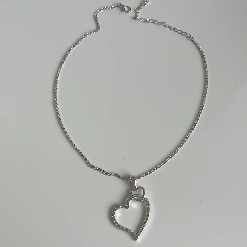 Silver halsband med hjärta, fint skick och ingen sten som saknas🫶, pris kan diskuteras . Accessoarer.