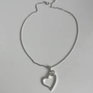Silver halsband med hjärta, fint skick och ingen sten som saknas🫶, pris kan diskuteras 