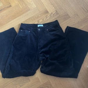 Manchester byxor - Svarta manchesterbyxor, bra skick, bara använda ett fåtal gånger. Hör gärna av er i dm för mer info!❤️