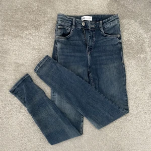  skinny jeans  - Skinny jeans från zara aldrig använda, jätte bra skick 
