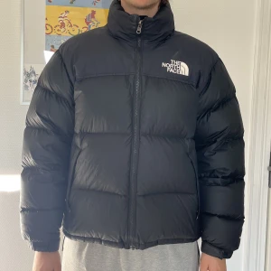 North face jacka M - North face jacka i storlek ”Medium Herr”. I toppenskick utan defekter eller fläckar (det som syns över loggan är endast ljusets fel) Modellen på bilden är 180 cm lång.