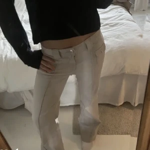 Bootcut lowwaist - Jätte snygga lowwaist bootcut cargos från hm. De är slutsålda överallt. Ska starta budgivning men lägger ut för 100❤️ (lånade bilder)