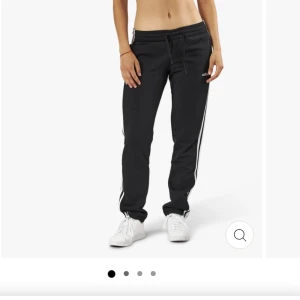Adidas mjukisbyxor  - Svarta jättefina adidasmjukisbyxor, nästan helt oanvända!