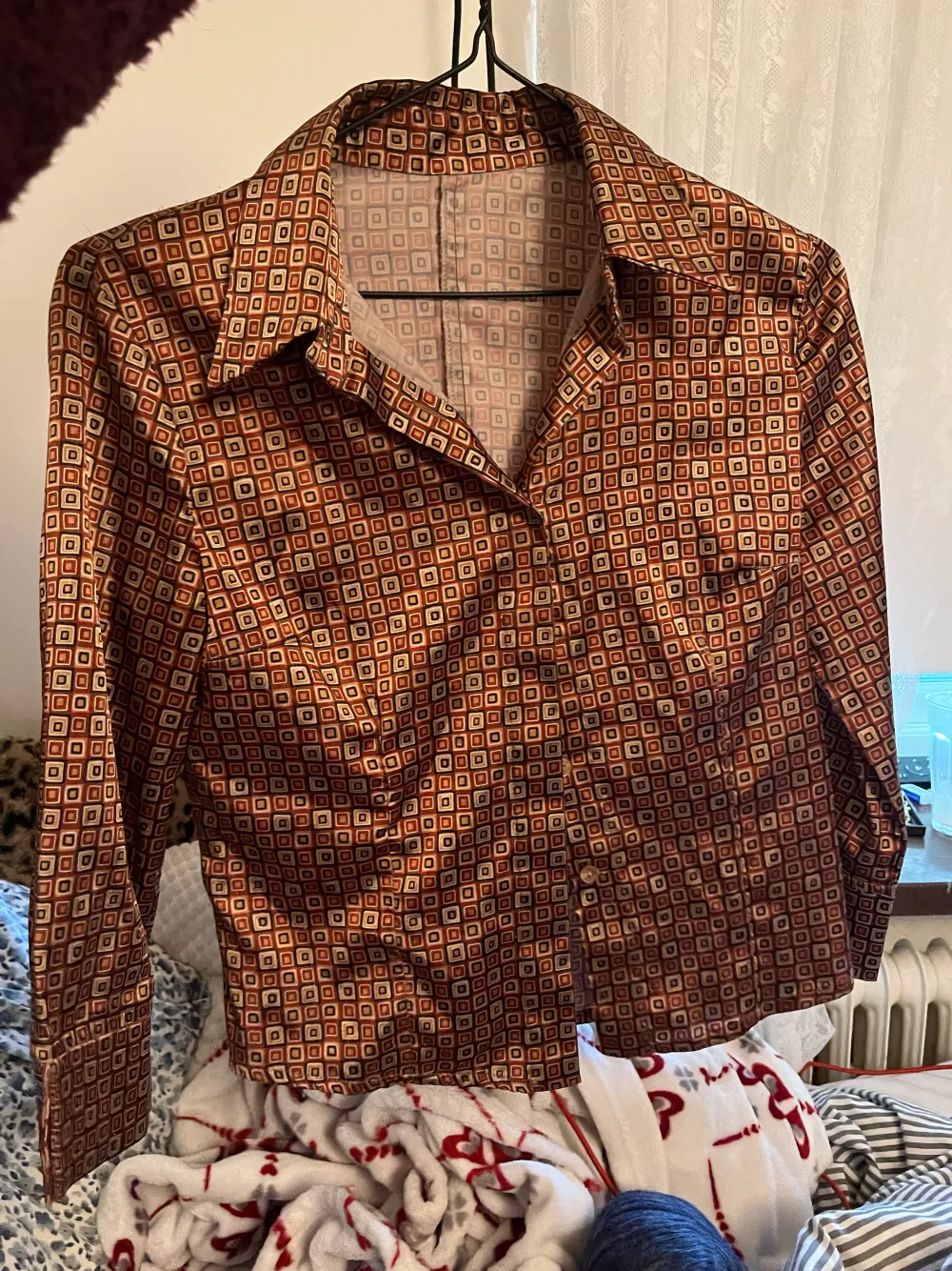 en jättefin 70-tals skjorta i ett glänsande satin tyg. . Skjortor.