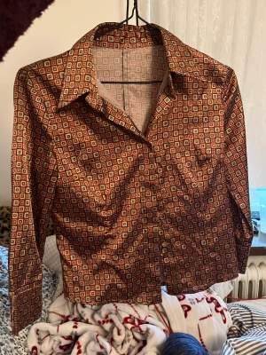 en jättefin 70-tals skjorta i ett glänsande satin tyg. 