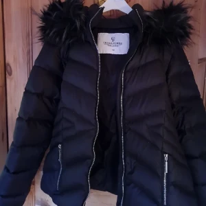 Vinterjacka - Säljer min vinterjacka från Chiara Forthi då den tyvärr är för liten. Köpt på Bubbleroom för två år sedan. Endast använd en kort period en vinter. Den är i superfint skick. Storlek 40. Nypris: 1599 kr. Mitt pris: 400 kr.