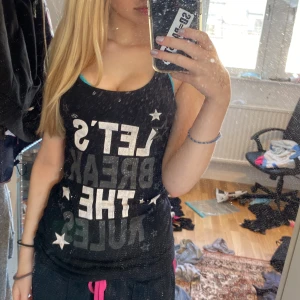 Skit snyggt linne - Svart linne med vitt och grått tryck, storlek S/M skulle jag säga. Skriv för fler bilder eller frågor 💗