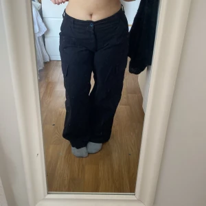 Low waist cargo byxor - Jättesnygga baggy cargobyxor med låg midja använda en gång❤️