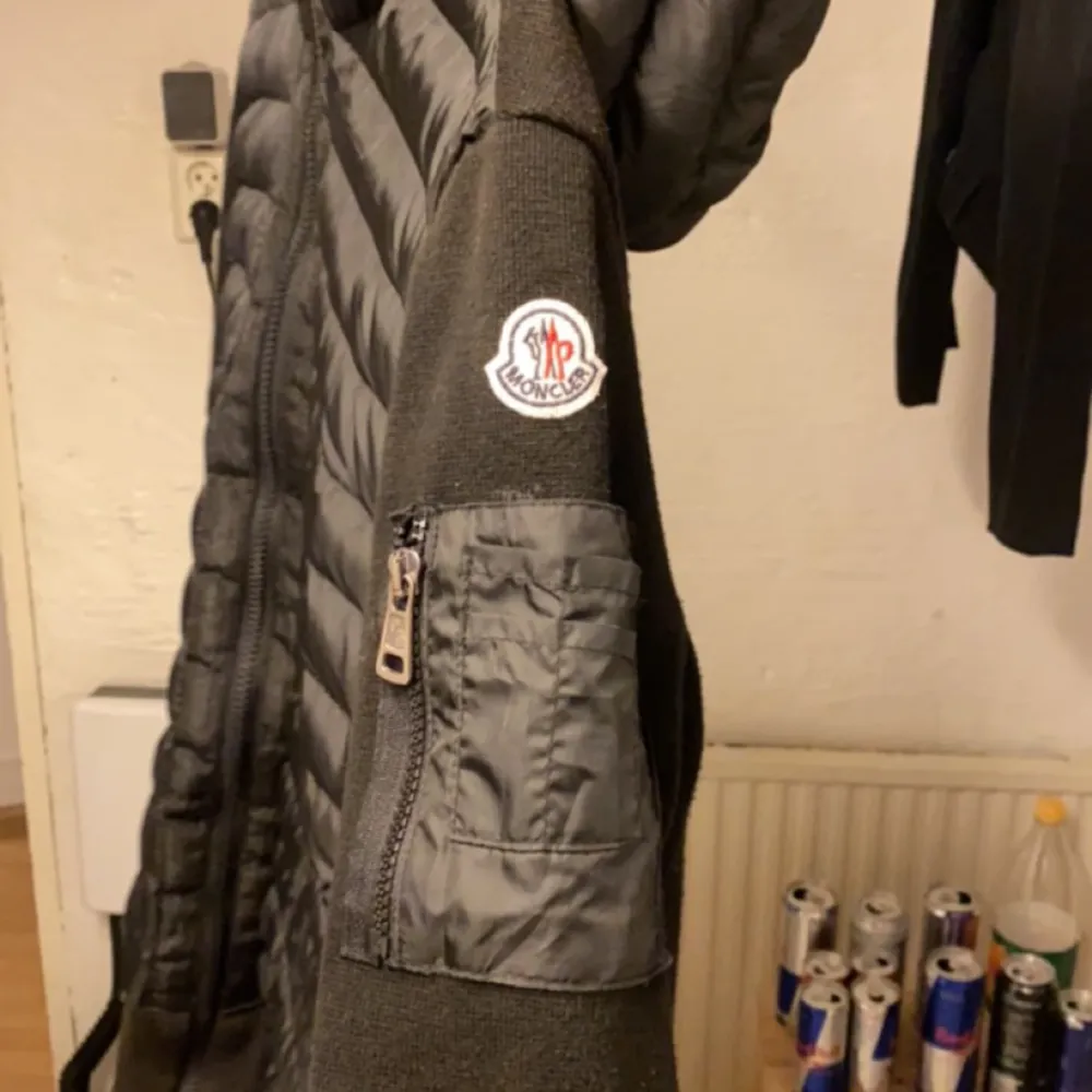 Säljer nu mig moncler cardigan dö den blivit för liten  Storlek s passar medium . Jackor.