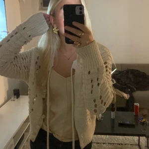 Kofta - så fin virkad kofta från zara, köparen står för frakt🤍