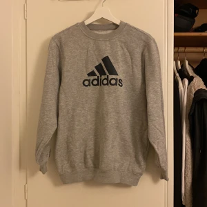 Adidas tjocktröja - Grå fin adidas tröja. Inga defekter. Fler bilder kan skickas.
