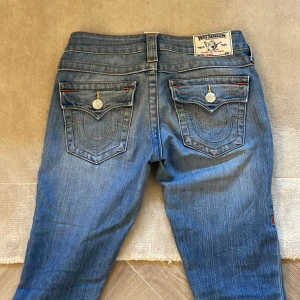 True religion jeans - Ett par lågmidjade jeans som tyvärr är för långa för mig, jag är ca 165.🥰 (köparen står för frakt)  Innerbenslängd: 82 Midjemått: 72