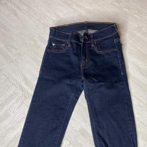 Superskinny jeans från Ralph Lauren Denim & Supply storlek 24/34 i mörkblått. Tunnt och skönt stretchmaterial. Hög midja.