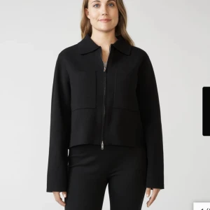 Jacka/kofta - Tunn jacka/kofta från Åhlens, köpt för 599 och är använd men inga defekter 💕